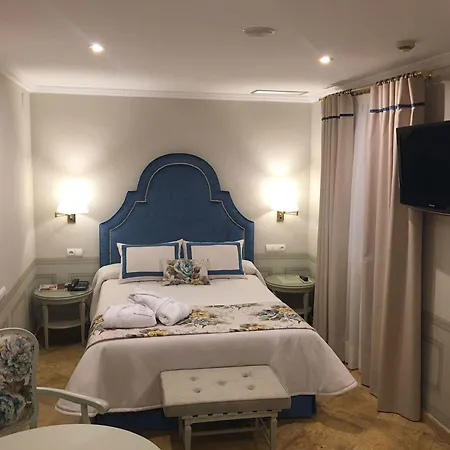 아드리아노 부티크 호텔 3*