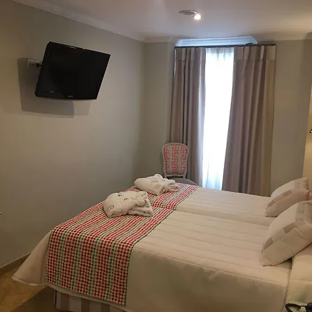 מלון Adriano Boutique 3*