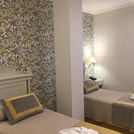 מלון Adriano Boutique 3*